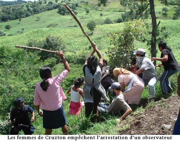Les femmes de Cruzton empêchent l'arrestation d'un observateur